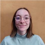 Tutrice pour l'aide aux devoirs et soutien scolaire pour des personnes voulant progresser en Anglais, chimie ou mathématiques niveau collège